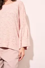 Sweater de punto con efecto jaspeado, de corte oversize, cuello redondo y mangas largas con terminación acampanada tipo volado.