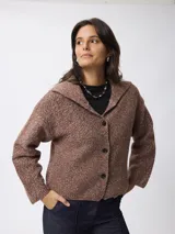 Cardigan de punto jaspeado en tonos marrones, con cuello solapa, cierre frontal de botones y mangas largas con diseño holgado.