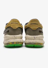 Championes urbanos Satorisan modelo Chacrona, confeccionados en cuero marrón con detalles en gamuza, cordones amarillos y suela de goma con efecto salpicado y detalles en verde.