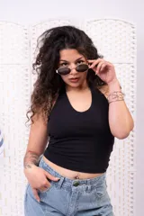Top halter negro de algodón, con escote pronunciado y diseño ajustado al cuerpo.