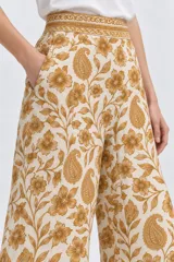 Pantalón ancho de algodón con cintura alta y bolsillos laterales, con estampado floral en tonos azules sobre fondo claro.