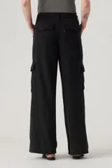 Pantalón cargo negro de corte ancho, con bolsillos laterales con solapa y cintura con cinturón ajustable con hebilla metálica.