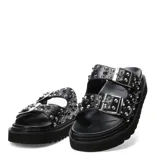 Sandalias negras de plataforma con dos tiras anchas con hebillas y tachas plateadas.