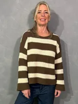 Sweater de punto a rayas horizontales en marrón y beige, con cuello redondo y mangas largas.
