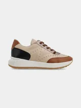 Championes de estilo urbano con diseño multicolor en tonos beige, marrón y negro. Presentan perforaciones decorativas en los laterales, cordones marrones y una suela de goma con efecto moteado.