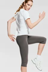 Remera deportiva blanca de tejido funcional con tecnología DryMove™, corte ajustado, cuello redondo y mangas raglán cortas. Presenta un pequeño logo en el pecho.