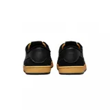 Championes Nike SB FC Classic, color negro con suela de goma color caramelo. Presentan una combinación de cuero texturizado y gamuza en la parte superior, con el icónico logo de Nike en el lateral.