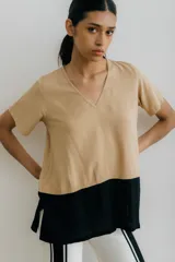 Remera blanca con corte horizontal y parte inferior negra.