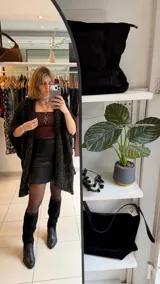 Falda corta de gabardina elastizada en color negro, con diseño liso y corte ajustado.