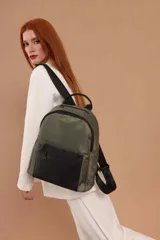Mochila urbana de diseño combinado, confeccionada en tela resistente con bolsillo frontal y detalles en cuero sintético. Cuenta con compartimento principal con cierre y correas ajustables.