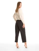Pantalón de vestir marca Elie Tahari con silueta fluida, diseño de pinzas frontales, bolsillos laterales funcionales y corte wide leg al tobillo.