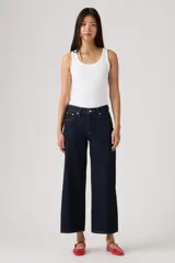 Jean de denim azul oscuro con corte wide leg y diseño cropped al tobillo, con tiro medio y costuras en contraste.