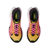 Championes de trail running Hoka modelo Mafate X, con diseño vibrante en tonos fucsia, amarillo y detalles en negro. Presentan una entresuela blanca robusta con tecnología Vibram para mayor tracción y logo de la marca en el lateral.