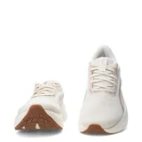 Championes de running Puma Max Stride Lite, de color beige con detalles en rosado, capellada de malla transpirable, entresuela gruesa y suela de goma color marrón.