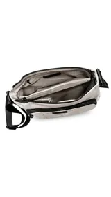 Bandolera de tela color beige, con diseño capitoneado geométrico en el bolsillo frontal y cierre superior. Cuenta con correa larga ajustable en color negro y detalles de tiradores con cordón.