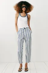 Musculosa de punto rib color blanco, con escote redondo y diseño ajustado.