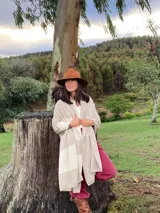 Pashmina rectangular de tejido de punto en lana, con diseño de arabescos en tonos beige y blanco.