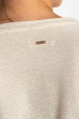 Remera color crema con brillo, de corte amplio y mangas cortas.