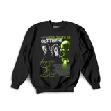 Buzo negro de cuello redondo con estampa frontal temática de la serie X-Files, incluyendo los personajes principales, un alienígena y texto descriptivo en tonos verdes.