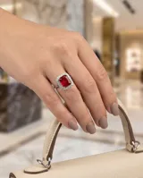 Anillo de plata 925 con piedra central de raíz de rubí en corte rectangular, rodeada por un halo de circonias brillantes.