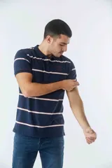 Remera tipo polo de manga corta, color rosado con rayas horizontales en tonos azul y blanco. Cuenta con cuello clásico, cierre frontal de tres botones y logo estampado en el pecho.