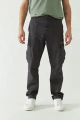 Pantalón cargo para hombre color gris oscuro, de corte recto, con múltiples bolsillos y logo metálico.