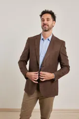 Saco sport marrón de gamuza ecológica con dos botones frontales y forro interno completo.