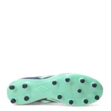 Championes de fútbol Umbro modelo Nexus HG, con diseño en blanco, azul marino y detalles en verde menta. Presentan una textura acolchada en la parte superior, cordones azules y suela con tapones para césped.