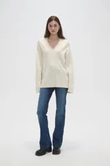 Sweater de algodón con diseño de ochos, corte holgado y cuello en V.
