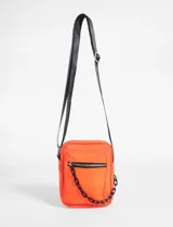 Bandolera naranja de poliéster con correa negra ajustable y cadena decorativa negra.