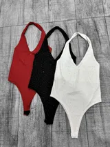 Body de corte cavado con escote halter profundo en V y detalle de pequeños brillos distribuidos por toda la prenda. Disponible en rojo, negro y blanco.