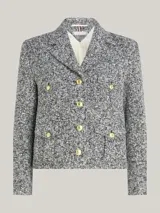 Blazer de tweed gris con diseño jaspeado, doble botonadura con botones dorados, solapas de muesca y cuatro bolsillos delanteros con botón.