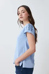 Remera de algodón color celeste melange, con cuello en V y mangas cortas con dobladillo.