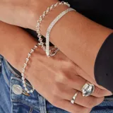 Pulsera de eslabones tipo rolo fabricada en plata 925, con acabado brillante.