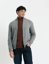 Cardigan de punto gris con cuello alto, cierre frontal de metal con doble cursor y bolsillos laterales. Presenta puños y cuello en tejido canalé.