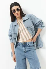 Remera de algodón a rayas horizontales en tonos beige y blanco, de corte ajustado y manga larga.