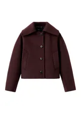 Chaqueta de lana y mezcla sintética color bordó, con cuello amplio, cierre frontal de botones y mangas largas holgadas.