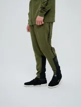 Pantalón jogger deportivo Umbro para hombre, de color negro, corte ajustado, con bolsillos laterales y cintura elástica con cordón ajustable.