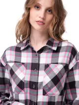 Sobrecamisa cropped de franela con patrón de cuadros en tonos negro, blanco, rosado y verde menta. Cuenta con cuello camisero, cierre frontal de botones metálicos, bolsillos en el pecho y mangas largas.