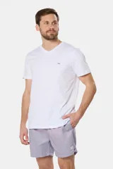 Short de baño de microfibra de secado rápido con diseño a rayas en tonos azul, celeste y rosado, con cintura elástica y cordón ajustable.