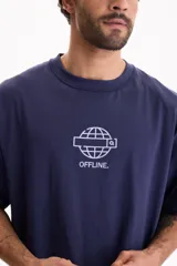 Remera azul marino de manga corta, con corte semi boxy y estampado frontal en color blanco que incluye un globo terráqueo y la palabra 'OFFLINE.'