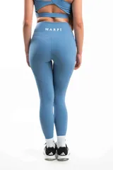 Calza deportiva negra de tiro alto.