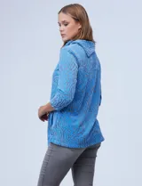 Buzo azul de tejido soft labrado marca Ruby Rd, con cuello volcado, delantera superpuesta, aplique de botones y terminación de ruedo asimétrico.