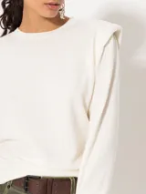 Sweater negro de lana y cashmere con hombreras y mangas largas.