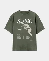 Remera marrón oversize con efecto acid wash, corte amplio y mangas cortas. Presenta un estampado frontal en tonos celestes y grises con la inscripción 'Sumo', una ilustración de un luchador de sumo y detalles tipográficos alusivos a un álbum musical.