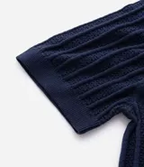 Remera masculina de algodón con textura acanalada y efecto punto. Presenta un diseño de corte regular, cuello redondo y manga corta.