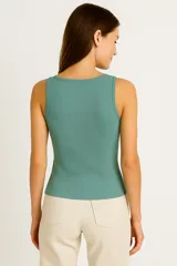 Musculosa de algodón con elastano, de corte ajustado al cuerpo y cuello redondo.