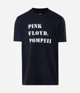 Remera de manga corta y cuello redondo, confeccionada en mezcla de algodón y poliéster. Presenta un diseño estampado con el lettering 'Pink Floyd Pompeii' en el frente.