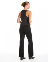 Top sin mangas de tejido lurex con acabado brillante, cuello redondo y corte ajustado al cuerpo.