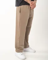 Pantalón de corte recto y estilo oversize, color tostado. Presenta bolsillos laterales y detalle de bordado en la parte inferior de la pierna. Confeccionado en tejido de algodón con elastano.